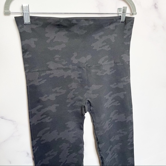SPANX Look at Me Now Seamless Cropped Leggings in Black Camo - Picture 8 of 13